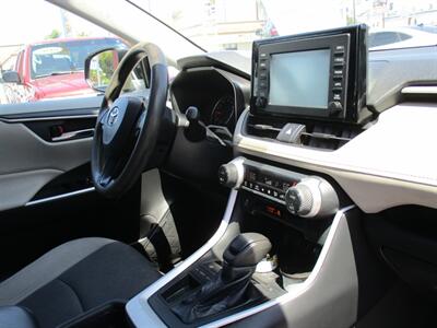 2019 Toyota RAV4 XLE   - Photo 20 - Bell, CA 90201