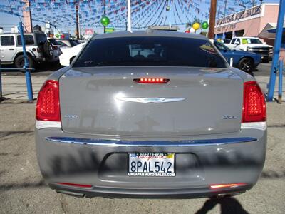 2018 Chrysler 300 Series Limited   - Photo 6 - Bell, CA 90201