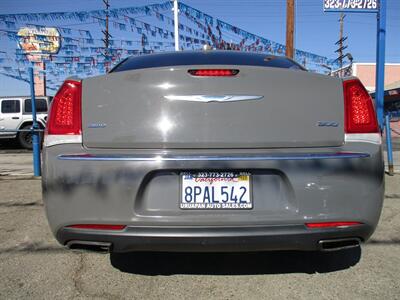 2018 Chrysler 300 Series Limited   - Photo 5 - Bell, CA 90201