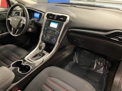 2016 Ford Fusion SE   - Photo 10 - Grand Rapids, MI 49504