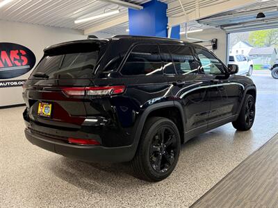 2023 Jeep Grand Cherokee Altitude   - Photo 8 - Grand Rapids, MI 49504