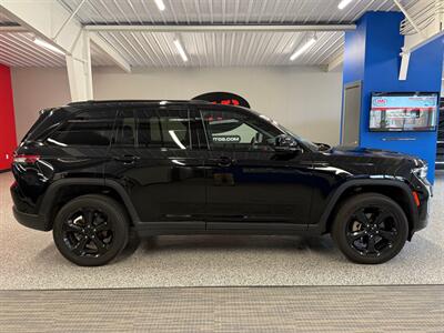 2023 Jeep Grand Cherokee Altitude   - Photo 9 - Grand Rapids, MI 49504