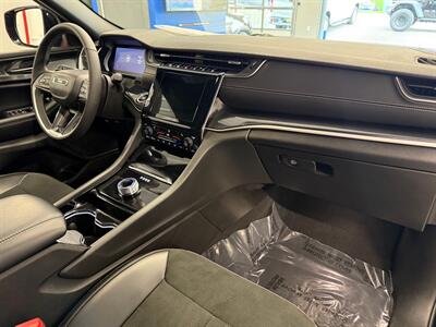 2023 Jeep Grand Cherokee Altitude   - Photo 12 - Grand Rapids, MI 49504