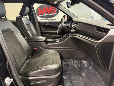 2023 Jeep Grand Cherokee Altitude   - Photo 11 - Grand Rapids, MI 49504