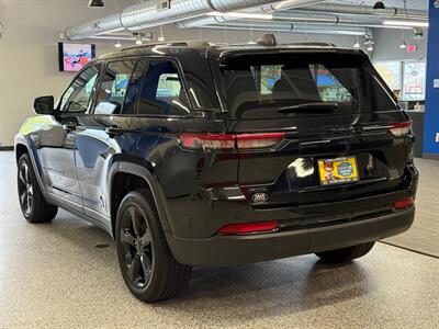2023 Jeep Grand Cherokee Altitude   - Photo 5 - Grand Rapids, MI 49504