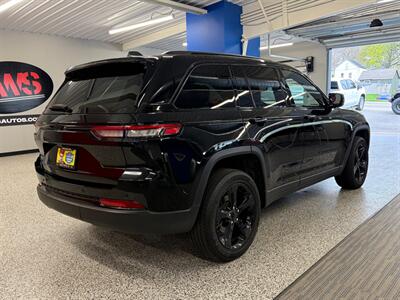 2023 Jeep Grand Cherokee Altitude   - Photo 7 - Grand Rapids, MI 49504
