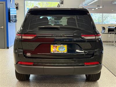 2023 Jeep Grand Cherokee Altitude   - Photo 6 - Grand Rapids, MI 49504