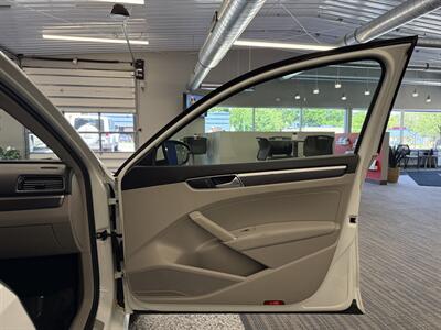 2018 Volkswagen Passat 2.0T R-Line - Photo 12 - Grand Rapids, MI 49504