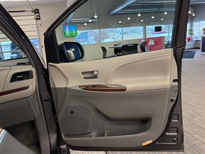 2013 Toyota Sienna Limited 7-Passenger - Photo 13 - Grand Rapids, MI 49504