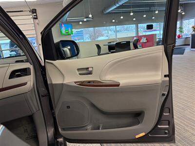 2013 Toyota Sienna Limited 7-Passenger - Photo 12 - Grand Rapids, MI 49504