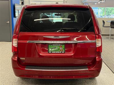 2016 Chrysler Town and Country Touring   - Photo 6 - Grand Rapids, MI 49504