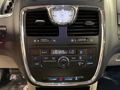 2016 Chrysler Town and Country Touring   - Photo 25 - Grand Rapids, MI 49504