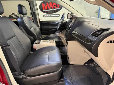 2016 Chrysler Town and Country Touring   - Photo 12 - Grand Rapids, MI 49504