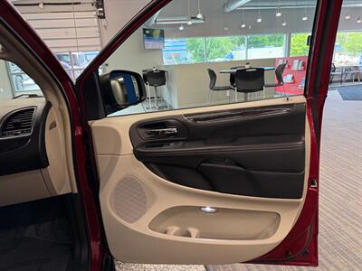2016 Chrysler Town and Country Touring   - Photo 11 - Grand Rapids, MI 49504
