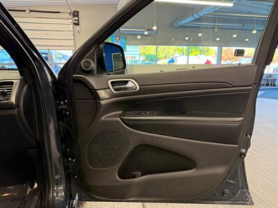 2017 Jeep Grand Cherokee Laredo   - Photo 15 - Grand Rapids, MI 49504