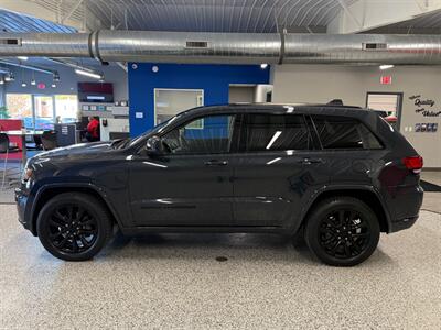 2017 Jeep Grand Cherokee Laredo   - Photo 5 - Grand Rapids, MI 49504