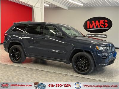 2017 Jeep Grand Cherokee Laredo   - Photo 1 - Grand Rapids, MI 49504