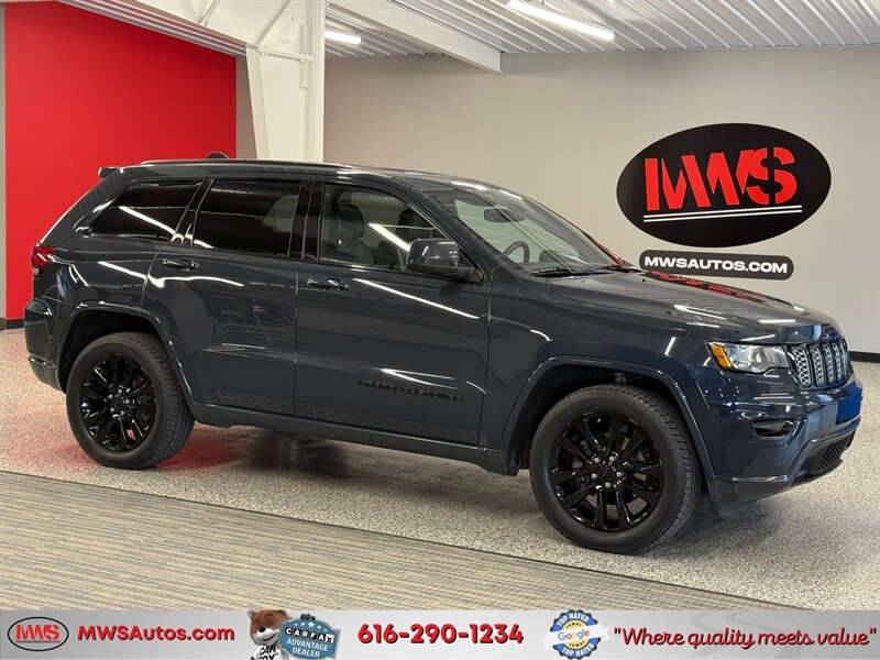 2017 Jeep Grand Cherokee Laredo   - Photo 1 - Grand Rapids, MI 49504