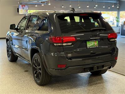 2017 Jeep Grand Cherokee Laredo   - Photo 4 - Grand Rapids, MI 49504