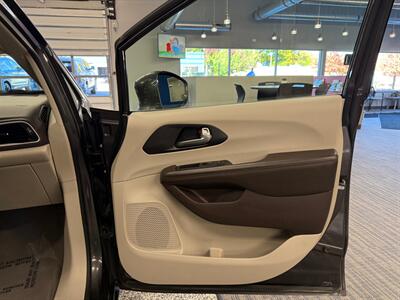 2020 Chrysler Pacifica Touring L   - Photo 12 - Grand Rapids, MI 49504