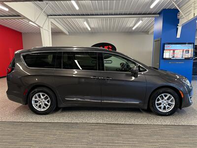 2020 Chrysler Pacifica Touring L   - Photo 3 - Grand Rapids, MI 49504