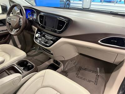 2020 Chrysler Pacifica Touring L   - Photo 11 - Grand Rapids, MI 49504