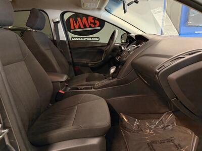 2017 Ford Focus SE   - Photo 12 - Grand Rapids, MI 49504