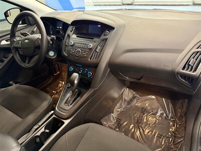 2017 Ford Focus SE   - Photo 13 - Grand Rapids, MI 49504
