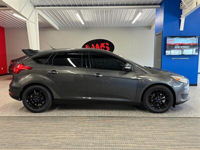 2017 Ford Focus SE   - Photo 9 - Grand Rapids, MI 49504