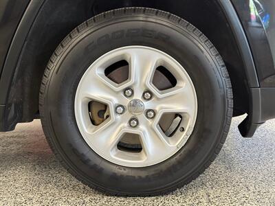 2014 Jeep Grand Cherokee Laredo   - Photo 9 - Grand Rapids, MI 49504