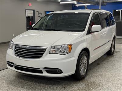 2015 Chrysler Town and Country Touring-L   - Photo 3 - Grand Rapids, MI 49504