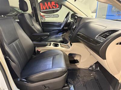 2015 Chrysler Town and Country Touring-L   - Photo 23 - Grand Rapids, MI 49504