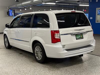2015 Chrysler Town and Country Touring-L   - Photo 10 - Grand Rapids, MI 49504