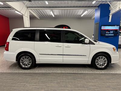 2015 Chrysler Town and Country Touring-L   - Photo 17 - Grand Rapids, MI 49504