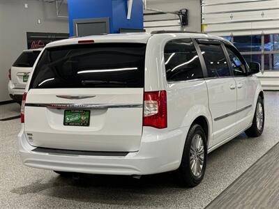 2015 Chrysler Town and Country Touring-L   - Photo 16 - Grand Rapids, MI 49504