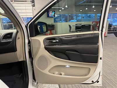 2015 Chrysler Town and Country Touring-L   - Photo 22 - Grand Rapids, MI 49504