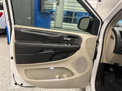 2015 Chrysler Town and Country Touring-L   - Photo 5 - Grand Rapids, MI 49504