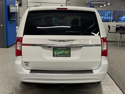 2015 Chrysler Town and Country Touring-L   - Photo 11 - Grand Rapids, MI 49504