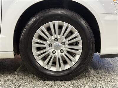 2015 Chrysler Town and Country Touring-L   - Photo 18 - Grand Rapids, MI 49504