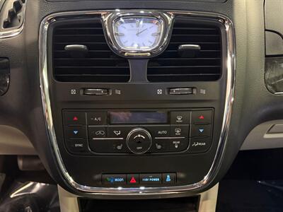 2015 Chrysler Town and Country Touring-L   - Photo 27 - Grand Rapids, MI 49504