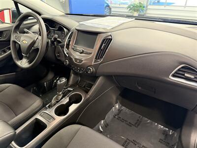 2017 Chevrolet Cruze LT Auto - Photo 10 - Grand Rapids, MI 49504