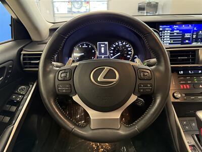 2018 Lexus IS 300   - Photo 39 - Grand Rapids, MI 49504