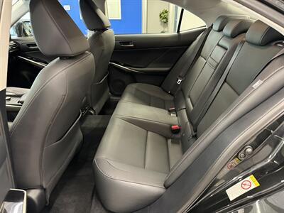 2018 Lexus IS 300   - Photo 18 - Grand Rapids, MI 49504