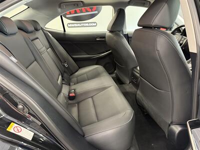2018 Lexus IS 300   - Photo 13 - Grand Rapids, MI 49504