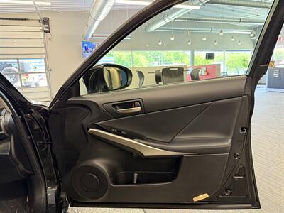 2018 Lexus IS 300   - Photo 12 - Grand Rapids, MI 49504