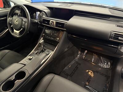 2018 Lexus IS 300   - Photo 11 - Grand Rapids, MI 49504