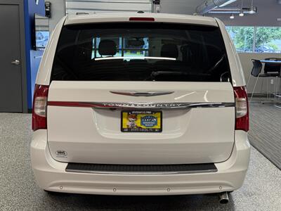 2015 Chrysler Town and Country Touring-L   - Photo 6 - Grand Rapids, MI 49504