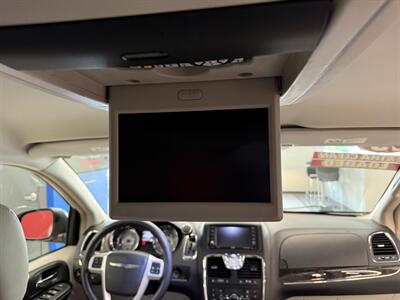 2015 Chrysler Town and Country Touring-L   - Photo 16 - Grand Rapids, MI 49504