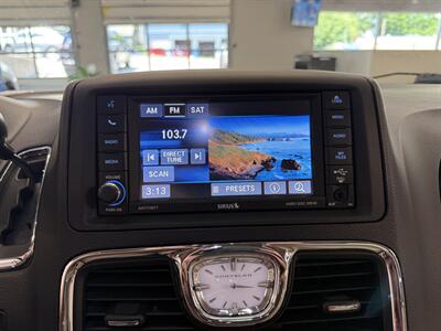 2015 Chrysler Town and Country Touring-L   - Photo 26 - Grand Rapids, MI 49504