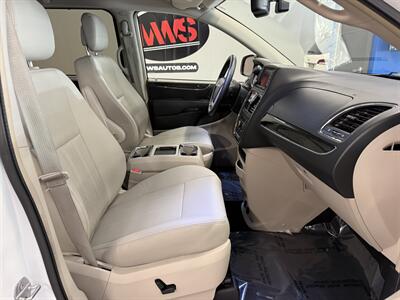 2015 Chrysler Town and Country Touring-L   - Photo 11 - Grand Rapids, MI 49504